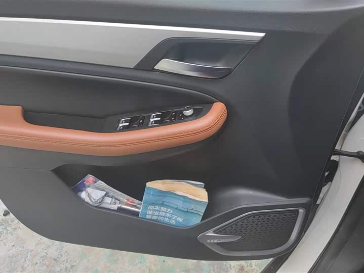 Фото 7 - Geely Vision X6