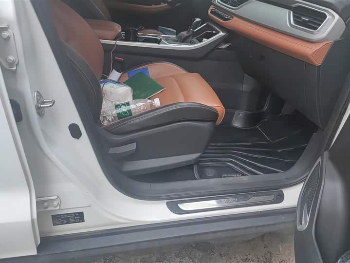 Фото 8 - Geely Vision X6