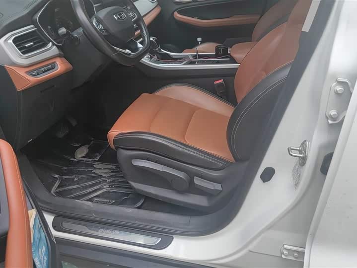 Фото 9 - Geely Vision X6