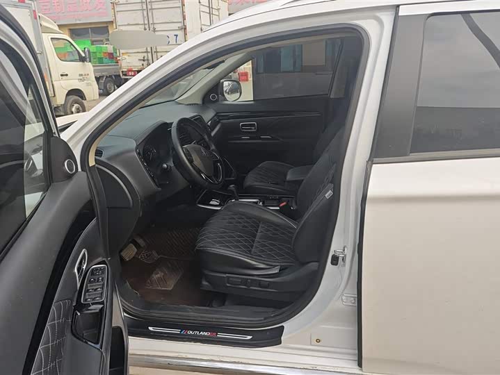 Фото 9 - Mitsubishi Outlander