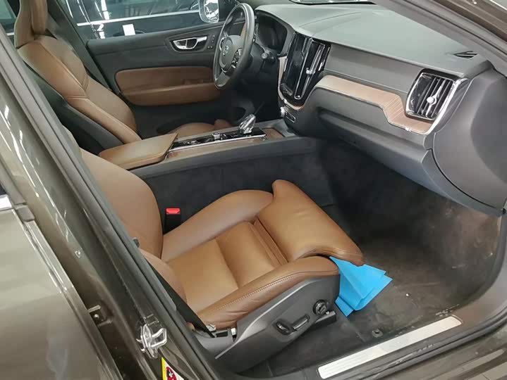 Фото 8 - Volvo XC60