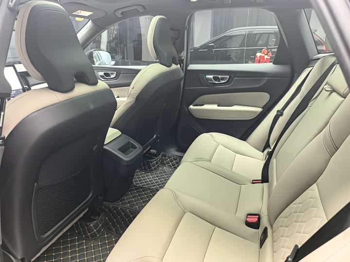 Фото 8 - Volvo XC60