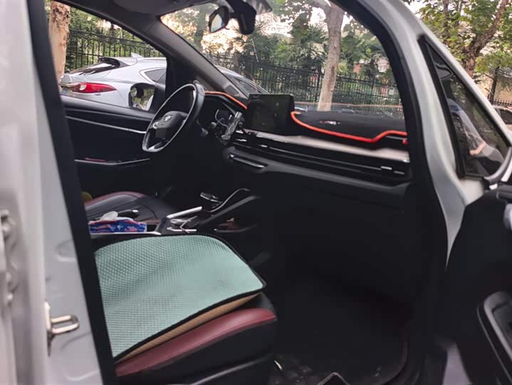 Фото 8 - Geely Vision X3