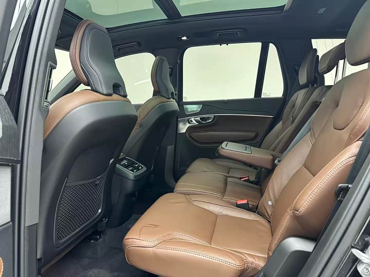 Фото 8 - Volvo XC90