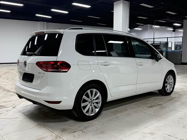 Фото 6 - Volkswagen Touran L
