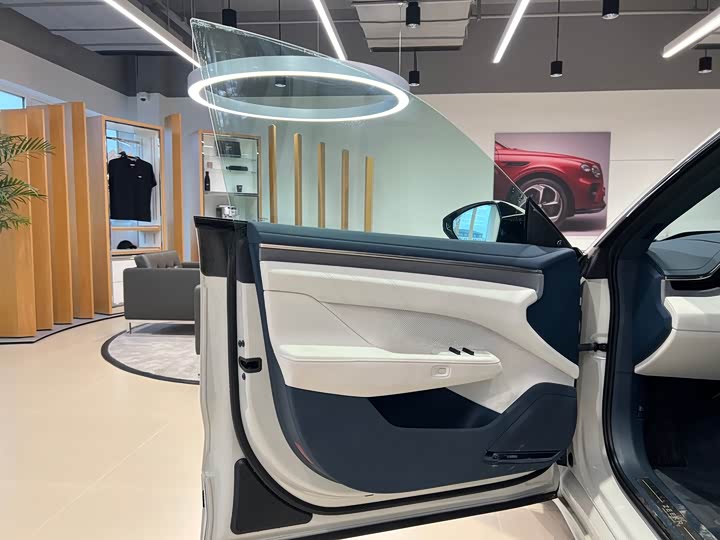 Фото 7 - Zeekr 001