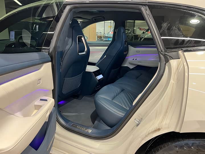 Фото 9 - Zeekr 001