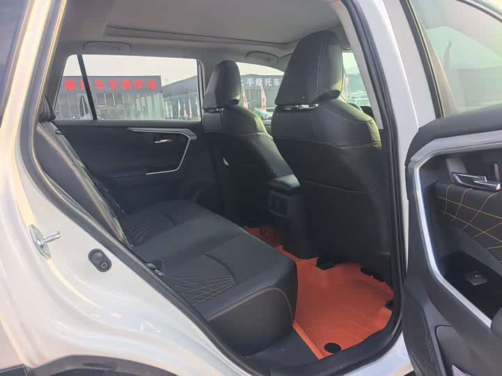 Фото 9 - Toyota RAV4