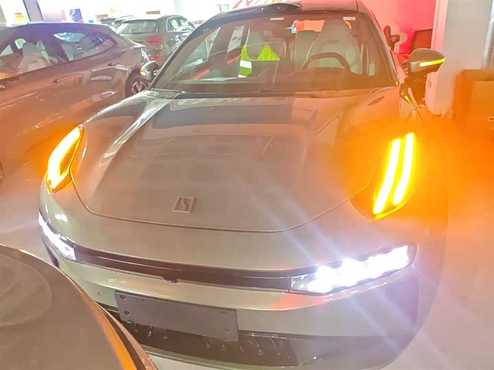 Фото 3 - Zeekr 001