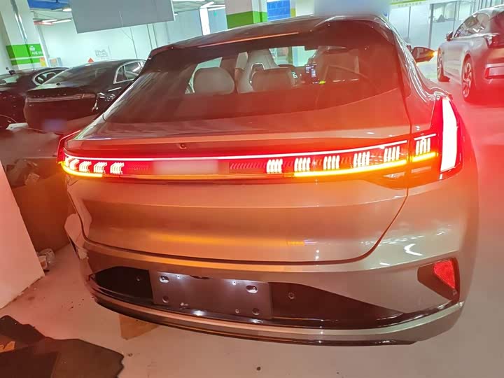 Фото 6 - Zeekr 001