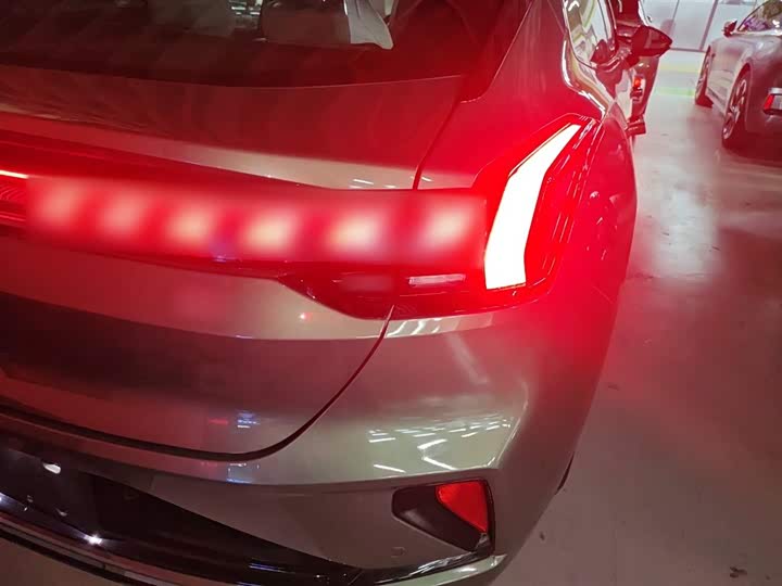 Фото 8 - Zeekr 001