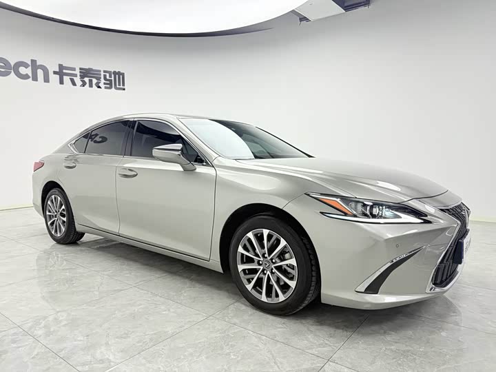 Фото 3 - Lexus ES
