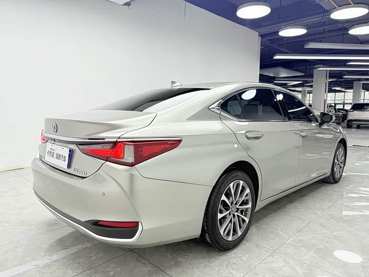 Фото 6 - Lexus ES