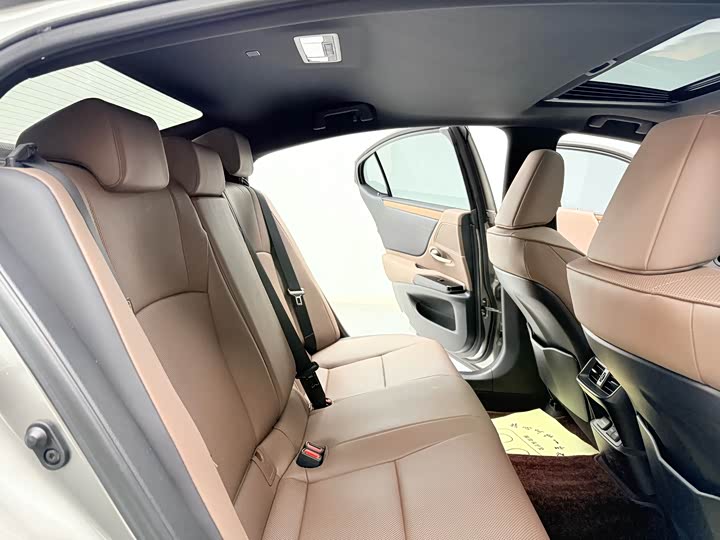 Фото 9 - Lexus ES