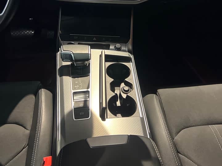 Фото 8 - Audi A7L