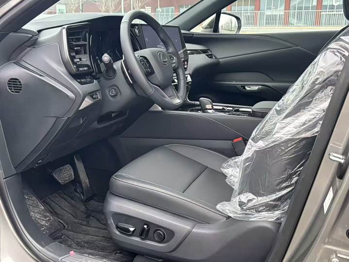 Фото 4 - Lexus RX