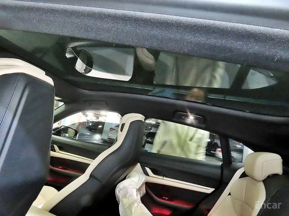 Фото 17 - Porsche Taycan