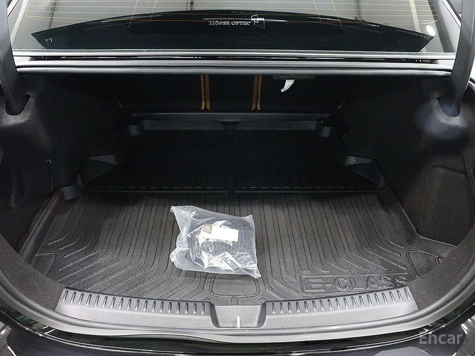 Photo 15 - Mercedes-Benz E-Class