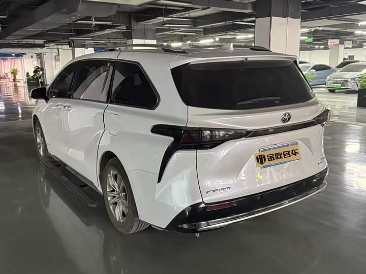 Фото 9 - Toyota Sienna