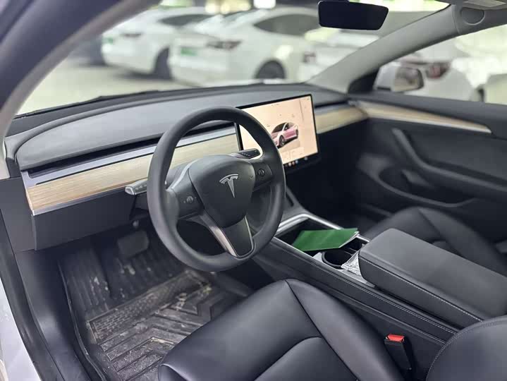 Фото 3 - Tesla Model 3