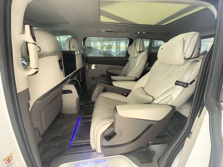 Фото 5 - Denza D9