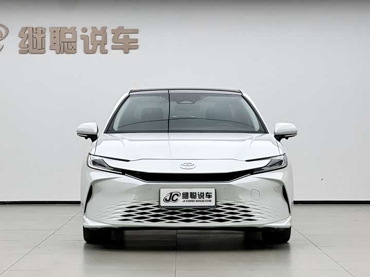 Фото 2 - Toyota Camry