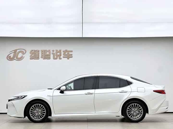 Фото 5 - Toyota Camry