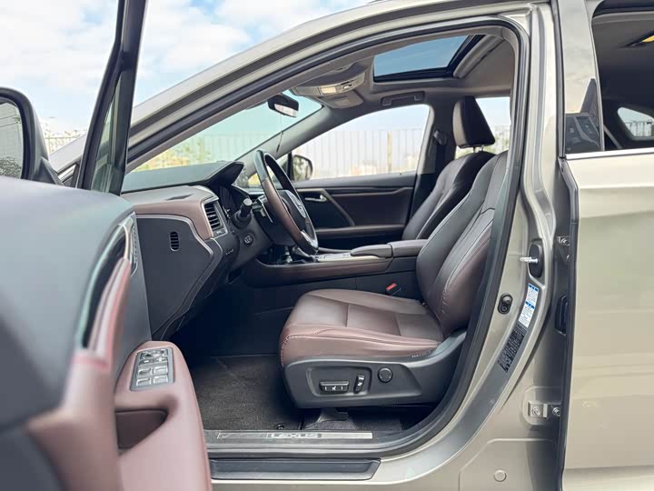 Фото 9 - Lexus RX