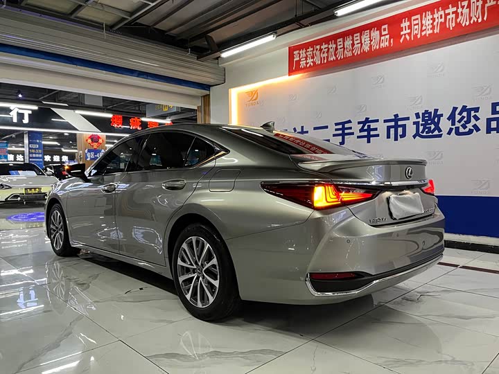 Фото 3 - Lexus ES