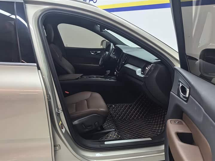 Фото 8 - Volvo XC60