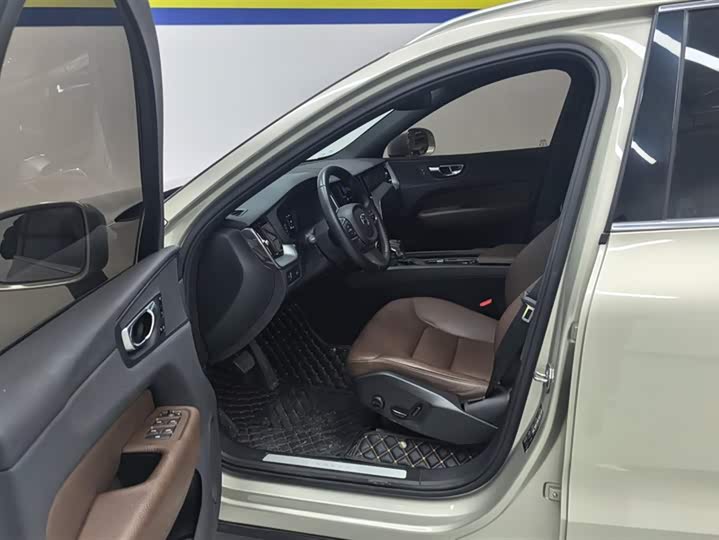 Фото 9 - Volvo XC60