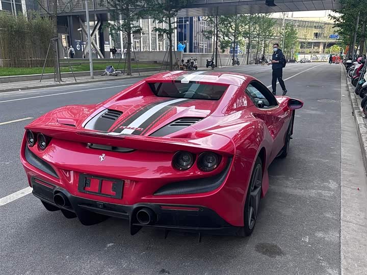 Фото 3 - Ferrari F8