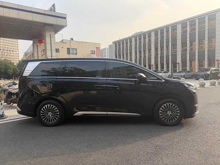 Фото 3 - Denza D9