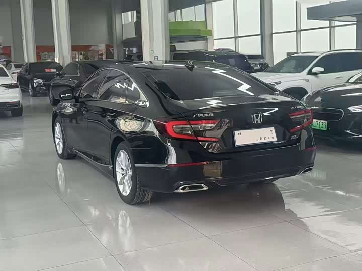 Фото 8 - Honda Accord