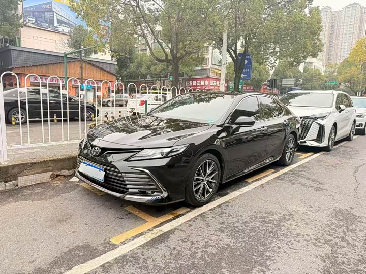 Фото 1 - Toyota Camry