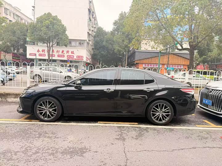 Фото 3 - Toyota Camry