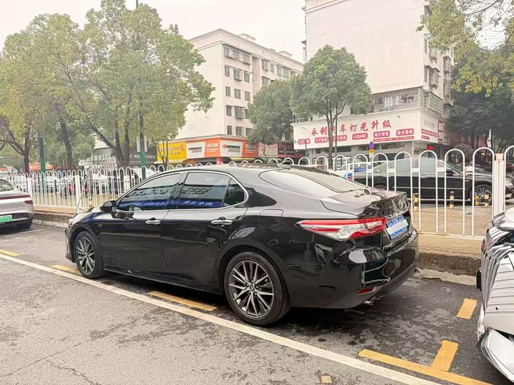 Фото 4 - Toyota Camry