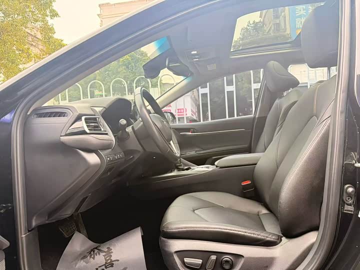 Фото 6 - Toyota Camry