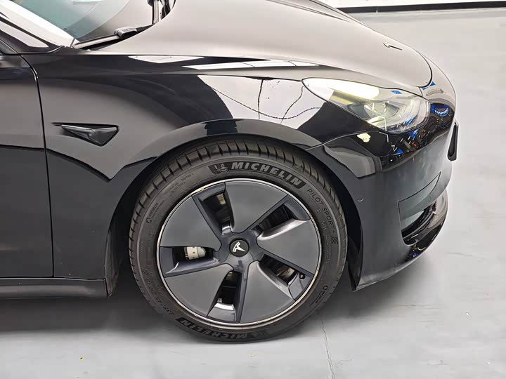 Фото 4 - Tesla Model 3