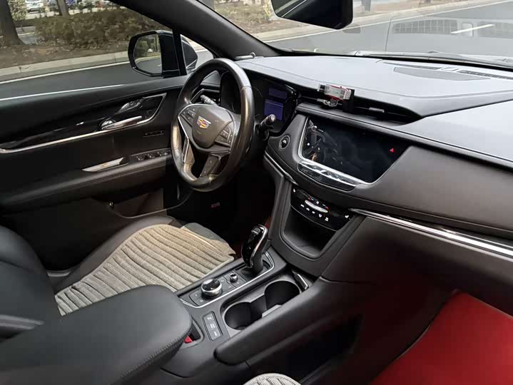 Фото 9 - Cadillac XT5