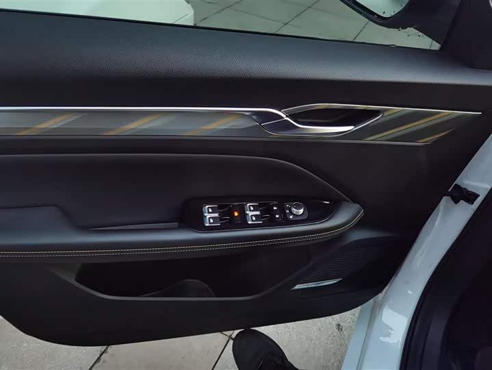 Фото 7 - Geely Emgrand L Hi·P Hybrid