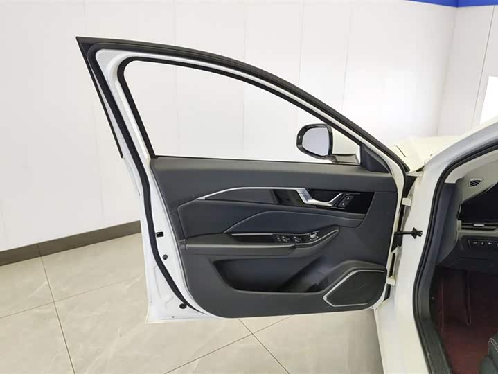 Фото 7 - Bestune B70