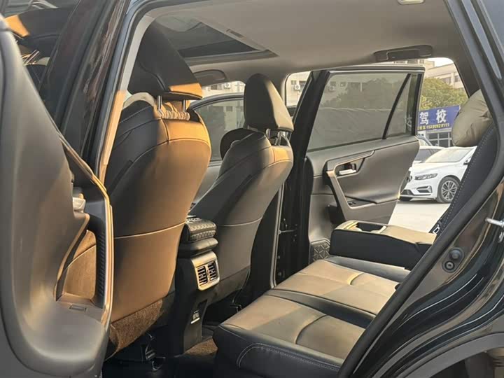 Фото 9 - Toyota Wildlander