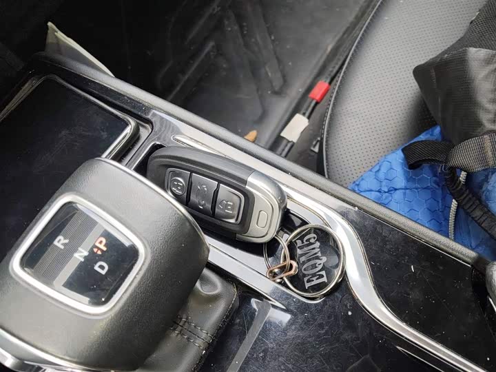 Фото 9 - Hongqi E-QM5