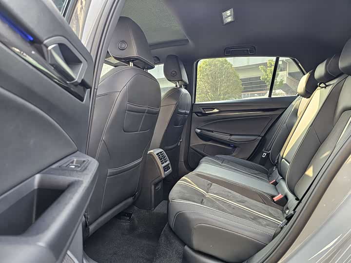 Фото 4 - Volkswagen Golf