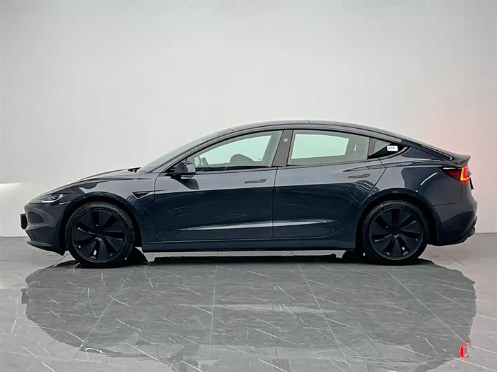 Фото 3 - Tesla Model 3