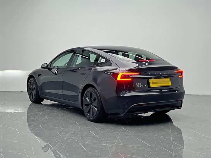 Фото 4 - Tesla Model 3