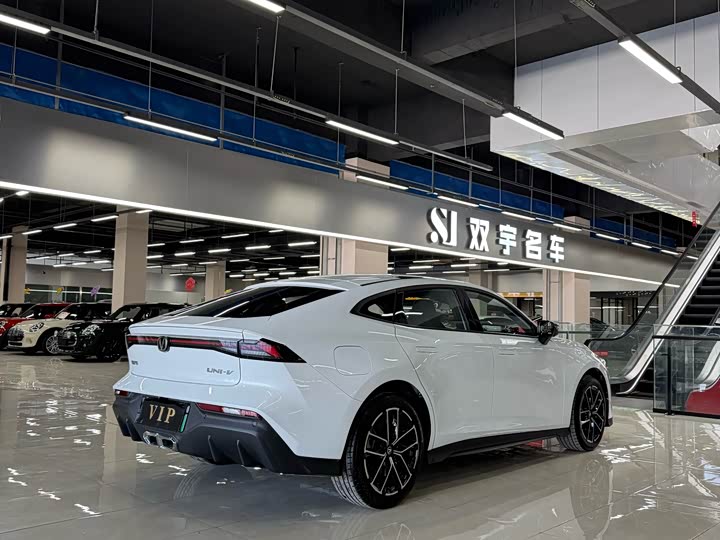 Фото 7 - Changan UNI-V Hybrid