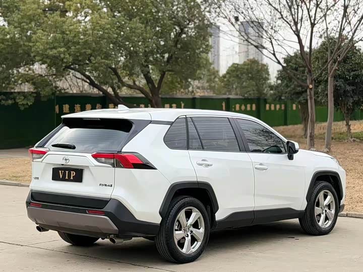 Фото 7 - Toyota RAV4