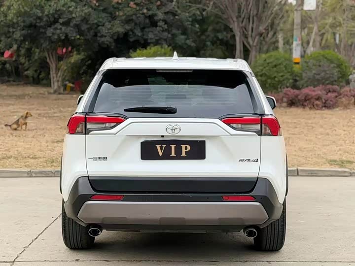 Фото 8 - Toyota RAV4